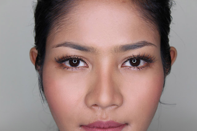 Design beautiful eyebrows at ADENAA by Chila Makeup Artist.